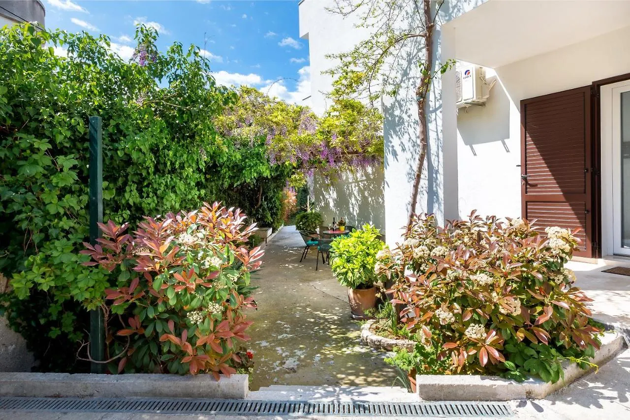 Apartment Nives In The City Center - Free Parking Split 0*,