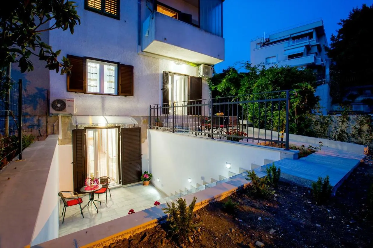 Apartment Nives In The City Center - Free Parking Split 0*,