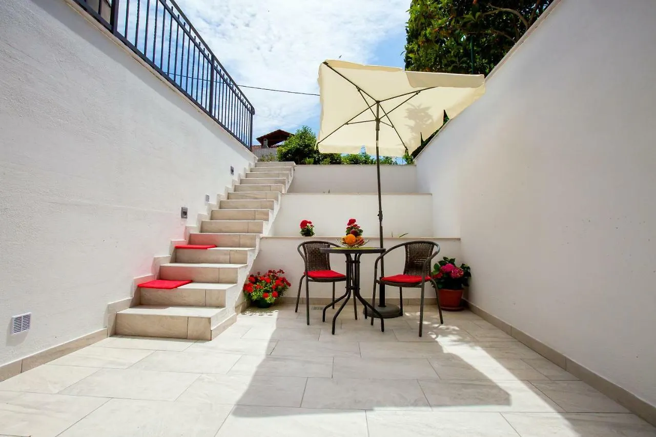 Apartment Nives In The City Center - Free Parking Split 0*,